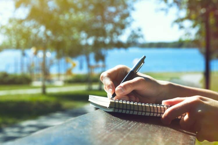 Viết nhật ký - cách hỗ trợ điều trị trầm cảm